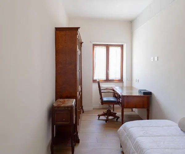 Apartment - Ruins House - 750m From The Metro Station Rom