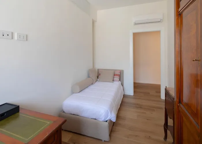 - Ruins House - 750m From The Metro Station Apartment Rom
